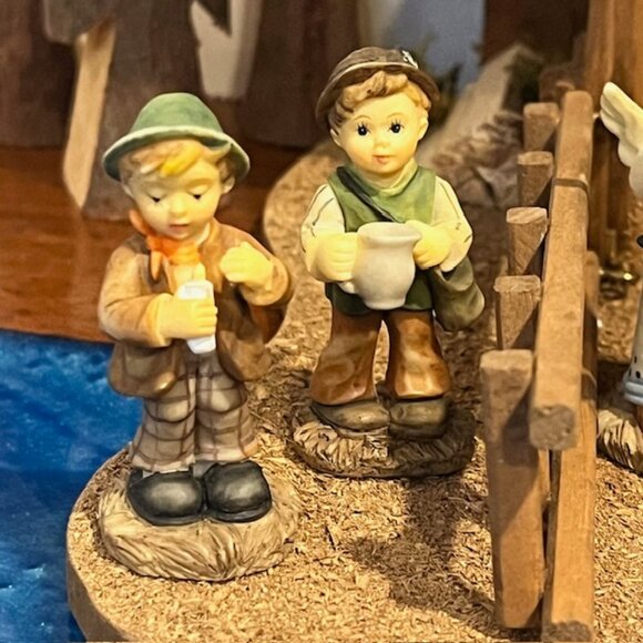 21 Piece M.J. Hummel Danbury Mint Miniature Children's Nativity Set - Picture 9 of 16